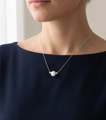 Collana Astra con 1 sfera indossata