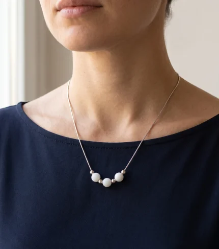 Collana Astra con 3 sfere indossata