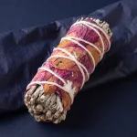 Smudge di Salvia Bianca con Petali di Rosa
